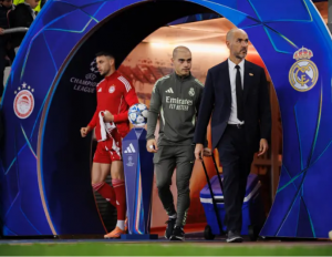Manuel Arroyo, con traje, durante un partido de Champions.