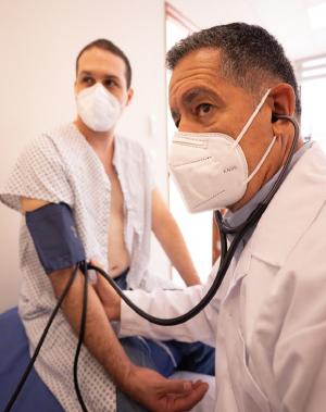 Un médico realiza una prueba cardiovascular a un paciente.
