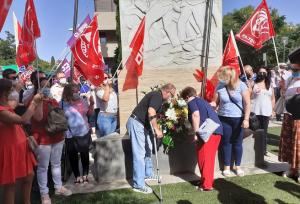 Durante el acto se ha colocado un ramo de flores al pie del monumento que recuerda a los asesinados.