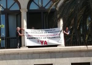 Pancarta en el exterior de la Normal puesta por los sindicatos. 