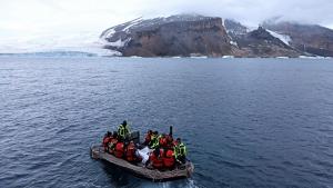 Embarcación con científicos de la UGR en Brawn Bluff (Península Antártica).