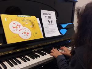 Una niña lleva a cabo una improvisación musical. 