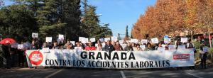 Concentración este lunes en la que se ha guardado cinco minutos de silencio por el trabajador fallecido en Vélez Benaudalla.