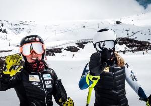 Dos esquiadoras se despiden de Sierra Nevada.