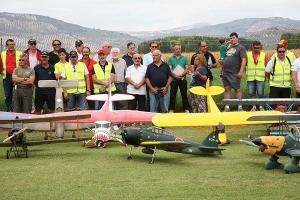 Asistentes al festival de aeromodelismo.