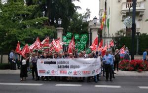 Concentración sindical frente a la Subdelegación del Gobierno.