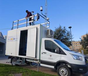 Calibración de los sensores en la unidad móvil para medir la calidad del aire.