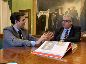 El alcalde de Granada con el representante de Trasmediterránea.