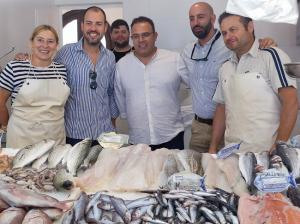 El alcalde y los ediles de Turismo y Cultura, en ell puesto de pescados del mercado.