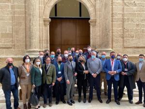 El presidente de la Junta con representantes de la Plataforma por las Infraestructuras de la Costa y del PP. 