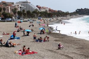 Ambiente en la playa de San Cristóbal este Miércoles Santo. 