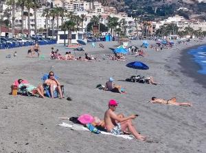 Ambiente en la playa de La Herradura el pasado jueves.