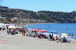 Playa de La Herradura este domingo.