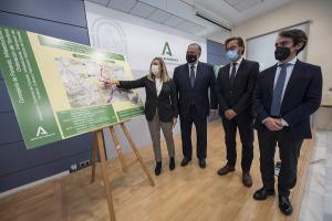 La consejera con el director general y los delegados de Granada, este lunes.