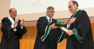 Antonio Campos recibe el doctorado Honoris Causa.