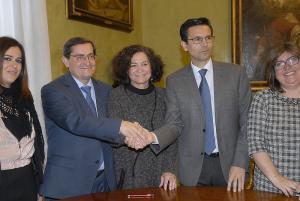 La rectora, en un acto con el presidente de la Diputación y el alcalde.