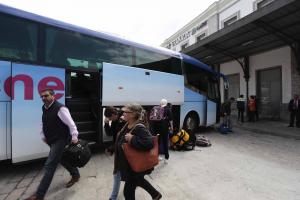 Viajeros en uno de los autobuses que sustituyen a los trenes en la estación de Granada.