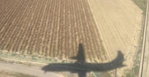 Sombra de una avión antes de aterrizar en el Aeropuerto de Granada.