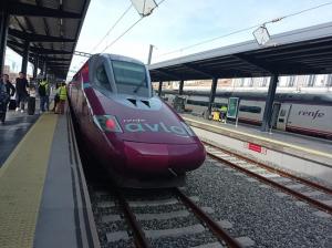 Tren AVLO, este miércoles en la estación de Granada, tras completar un viaje media distancia.