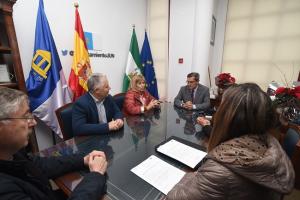 El presidente de la Diputación y la alcaldesa de Jun, en la reunión de este viernes.