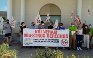 Un momento de la protesta en la puerta del aeródromo. 