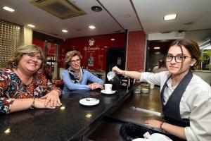 Una de las participantes que ha conseguido empleo en una cafetería.