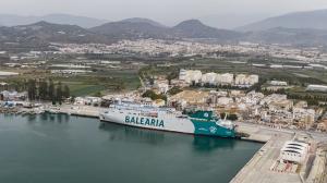 Imagen de archivo de un buque de Balearia en el Puerto de Motril.