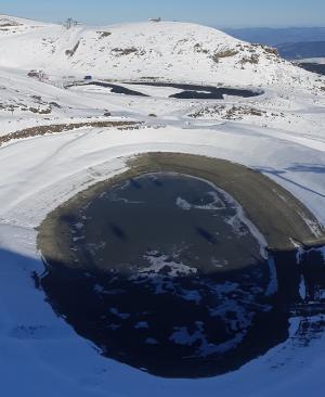 Una de las balsas de agua de la estación, casi vacía. 