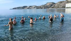 Un grupo de turistas nórdicos, la mayoría personas mayores, se bañan en la playa de San Cristóbal.