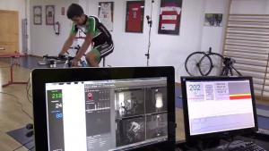 Los investigadores realizan pruebas monitorizadas a un ciclista. 
