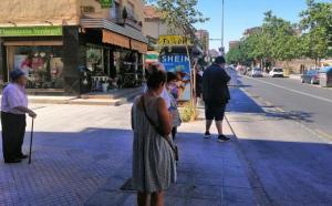 Usuarios esperando el bus en la Avenida de Dílar este viernes. 