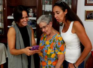 Carmen, en el centro, usuaria de la aplicación. 