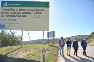 Autoridades de la Junta y de Loja, junto al cartel de las obras. 