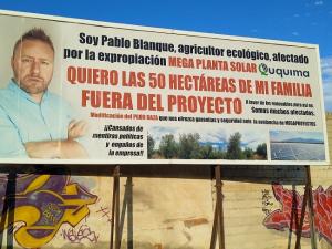 Pancarta en la que Blanque reclama las hectáreas de su terreno.