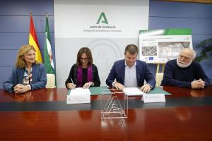 La consejera y el alcalde firman el convenio de colaboración.