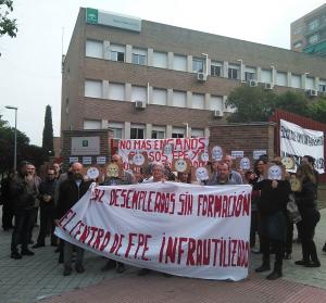 Concentración a las puertas del Centro de Formación para el Empleo de Cartuja.