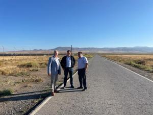 Imagen de una visita reciente de Villegas a Charches, donde se intervendrá en la carretera.