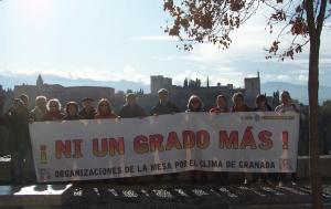 Representantes de la Mesa por el Clima de Granada, este lunes en San Nicolás.