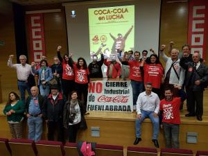 Miembros del comité de empresa de Coca-Cola Fuenlabrada, respaldados por miembros del PCA, IU y CCOO.