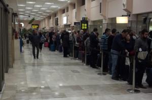 Largas colas este lunes por la tarde en la terminal. 