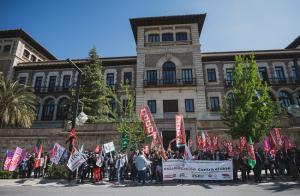 Concentración, este martes, a las puertas de la sede de la Junta.