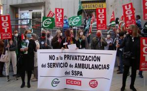 Concentración en la puerta del centro de salud de Gran Capitán. 