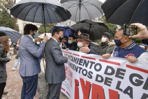 El alcalde de Granada, este viernes, conversa con los hosteleros concentrados a las puertas del Ayuntamiento.