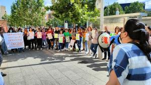 Concentración de la plantilla de Servicios Sociales este viernes en el Zaidín.