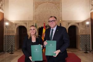 El consejero de Turismo, Arturo Bernal, y la alcaldesa de Granada, Marifrán Carazo, en imagen de archivo.