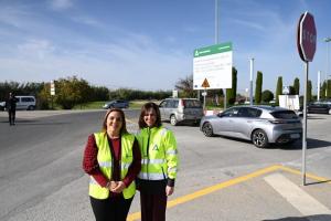 La consejera Rocío Díaz y la alcaldesa de La Zubia, Purificación López.