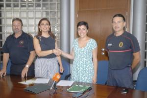 Raquel Ruz y Mariela Fernández-Bermejo con responsables de los bomberos.