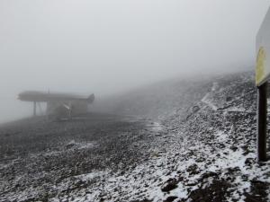 Un leve manto de nieve, esta mañana en la zona del Veleta.