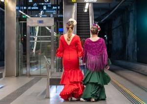 Usuarias vestidas de flamenca en la estación de Recogidas. 