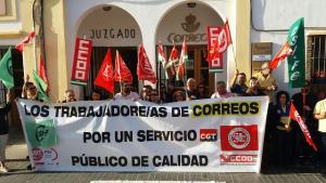 Concentración en la puerta de la oficina de Correos de Armilla.